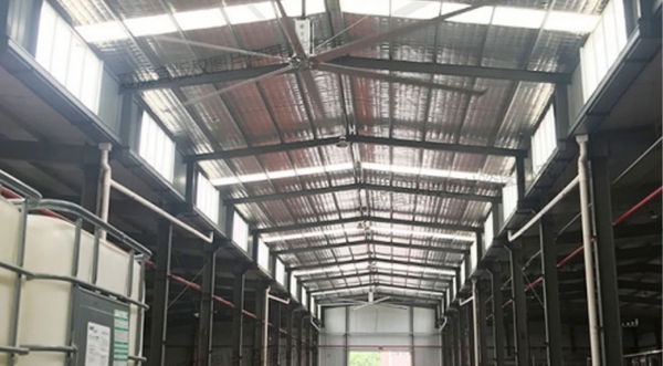 Large industrial ceiling fans:Filling workshop ventilation